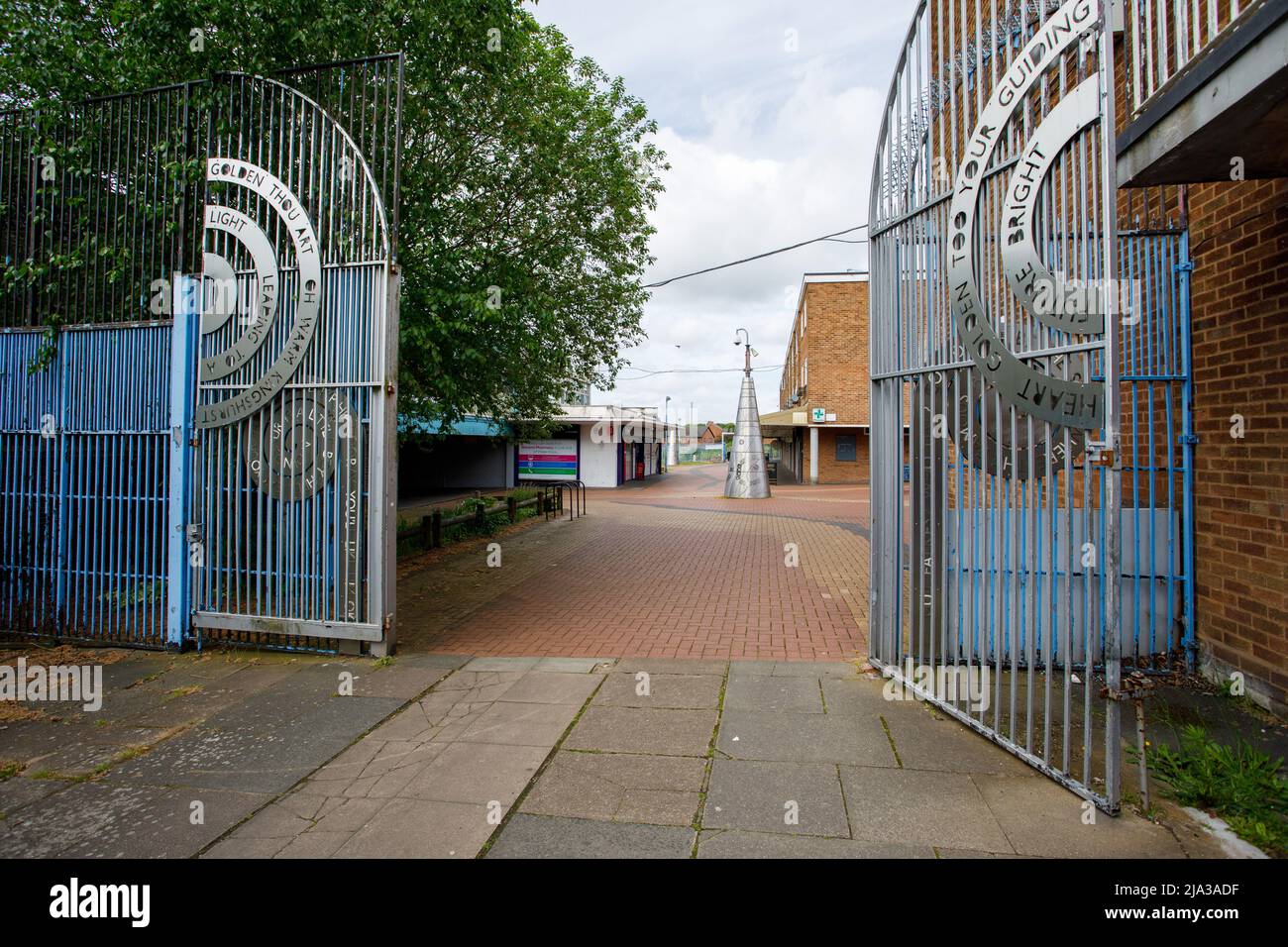 Kingshurst Einkaufszentrum. Das Zentrum soll im Sommer 2022 abgerissen werden, um Platz für eine Neuentwicklung von Geschäften und Wohnungen zu schaffen. Das Einkaufszentrum ist typisch für die in den Jahren 1950, 1960 und 1970 entwickelten. Stockfoto