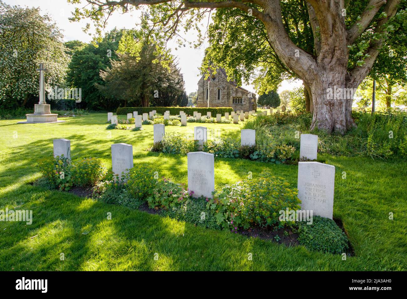 Die neun deutschen Kriegsgräber (im Vordergrund) in der St. Johns Church, Scampton, Lincolnshire, England. Weitere Informationen finden Sie unter Info. Stockfoto