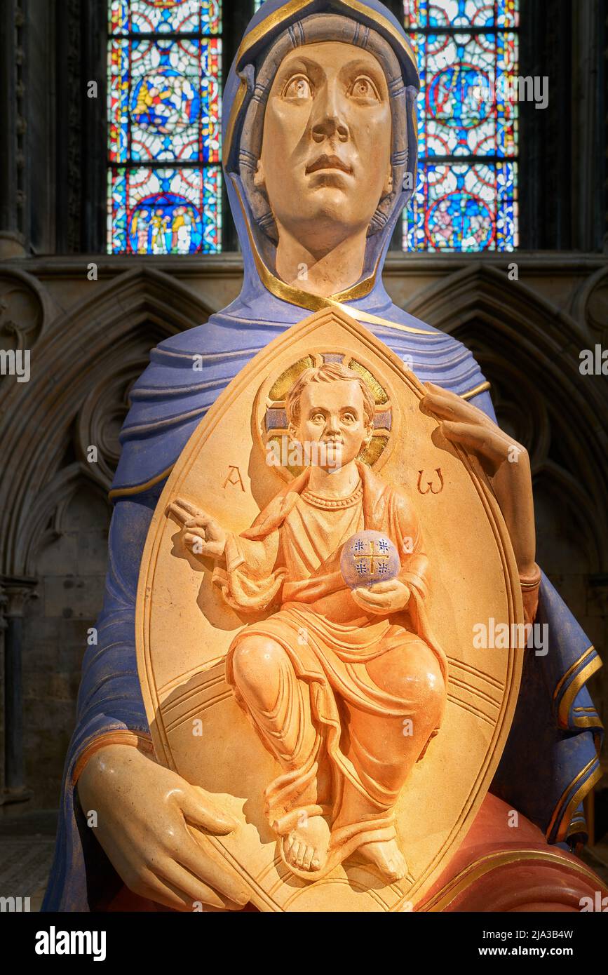 Statue des Kindes Jesus Christus auf dem Schoß seiner Mutter Maria in der christlichen mittelalterlichen Kathedrale von Lincoln, England. Stockfoto