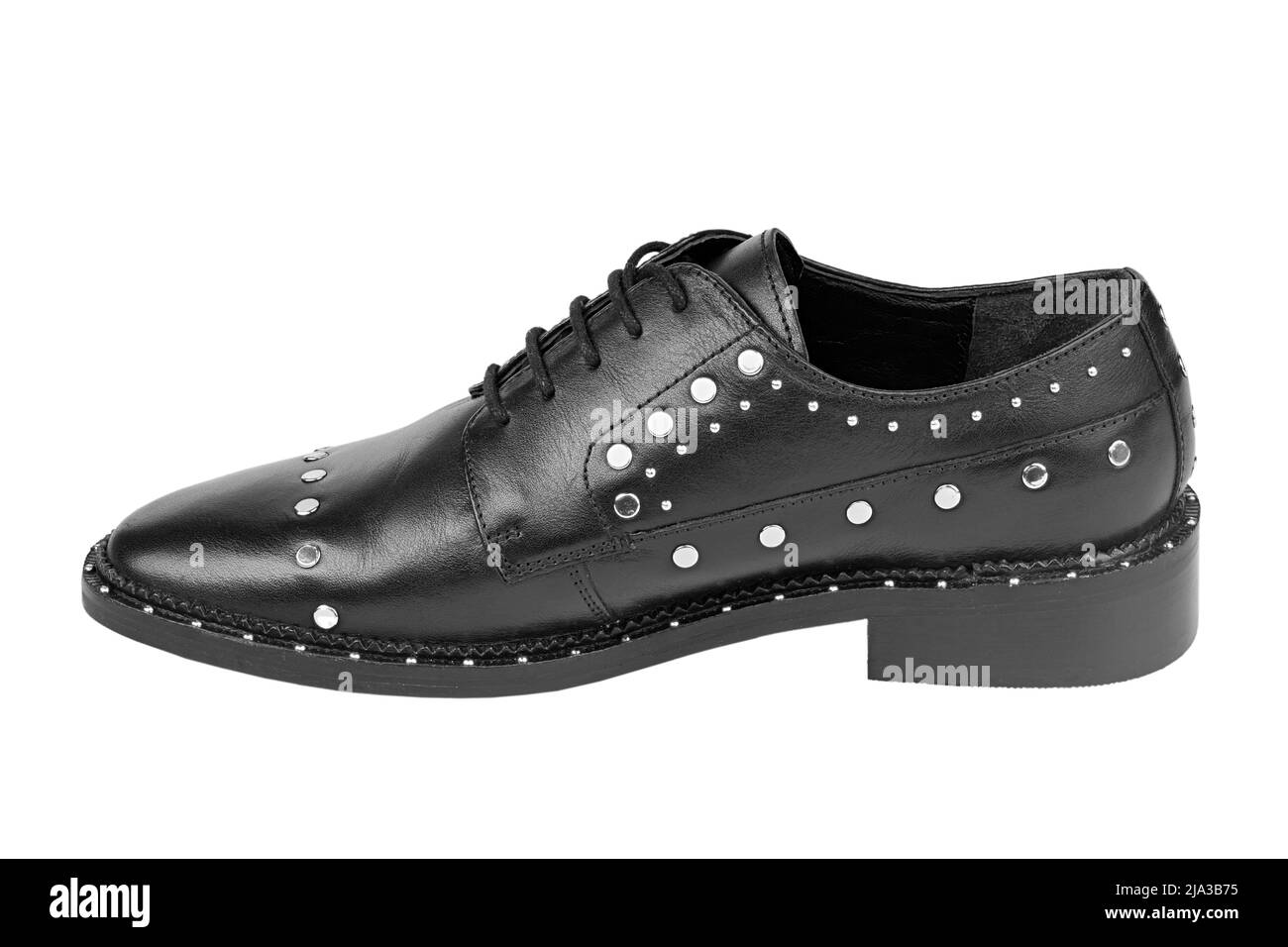 Damen Lederstiefel in Schwarz in Nahaufnahme. Schuhe im Oxford-Stil. Freizeitschuhe. Datei enthält Beschneidungspfad. Volle Schärfentiefe. Stockfoto