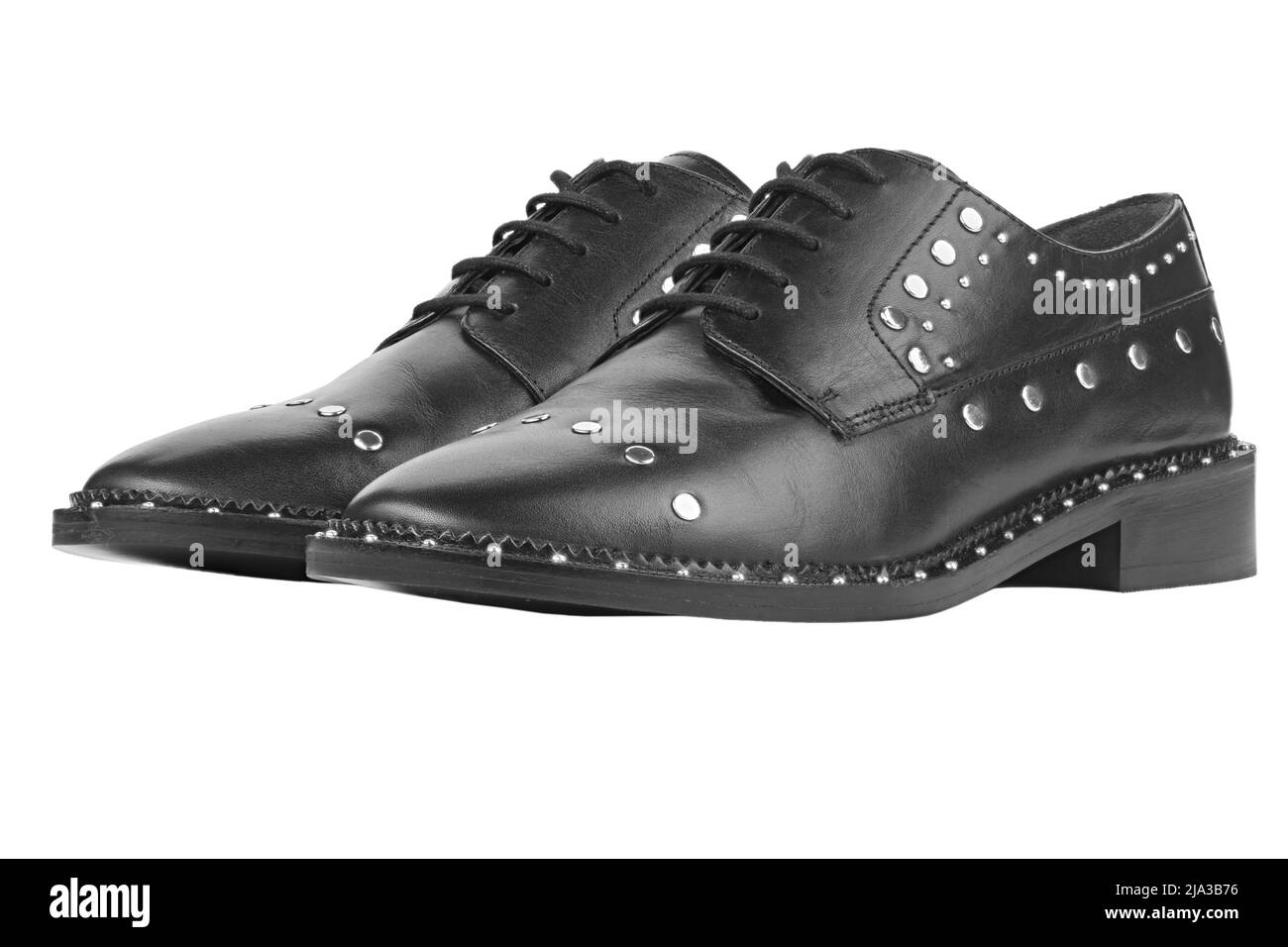 Damen Lederstiefel in Schwarz in Nahaufnahme. Schuhe im Oxford-Stil. Freizeitschuhe. Datei enthält Beschneidungspfad. Volle Schärfentiefe. Stockfoto