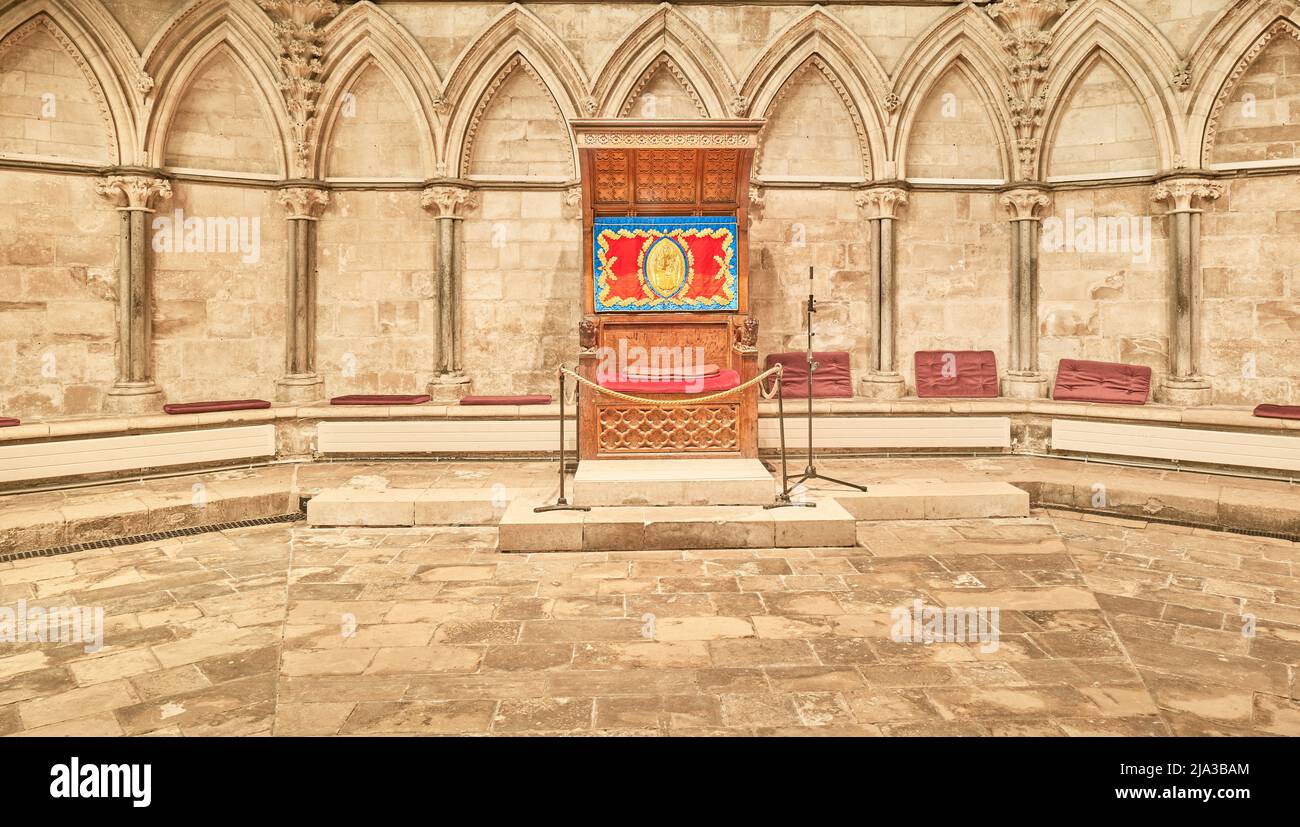 Stuhl im Kapitelhaus der christlichen mittelalterlichen Kathedrale in Lincoln, England. Stockfoto