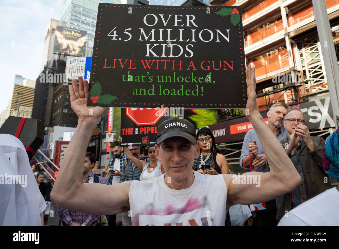 New York, USA. 26.. Mai 2022. Zu Ehren der Opfer des Massenschießens in Uvalde, Kundgebung gegen Guns und Verbündete auf der Roten Treppe am Times Square in New York, New York, am 26. Mai 2022. (Foto von Gabriele Holtermann/Sipa USA Quelle: SIPA USA/Alamy Live News Stockfoto