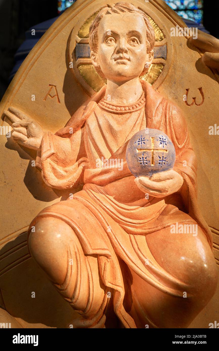 Statue des Kindes Jesus Christus auf dem Schoß seiner Mutter Maria in der christlichen mittelalterlichen Kathedrale von Lincoln, England. Stockfoto