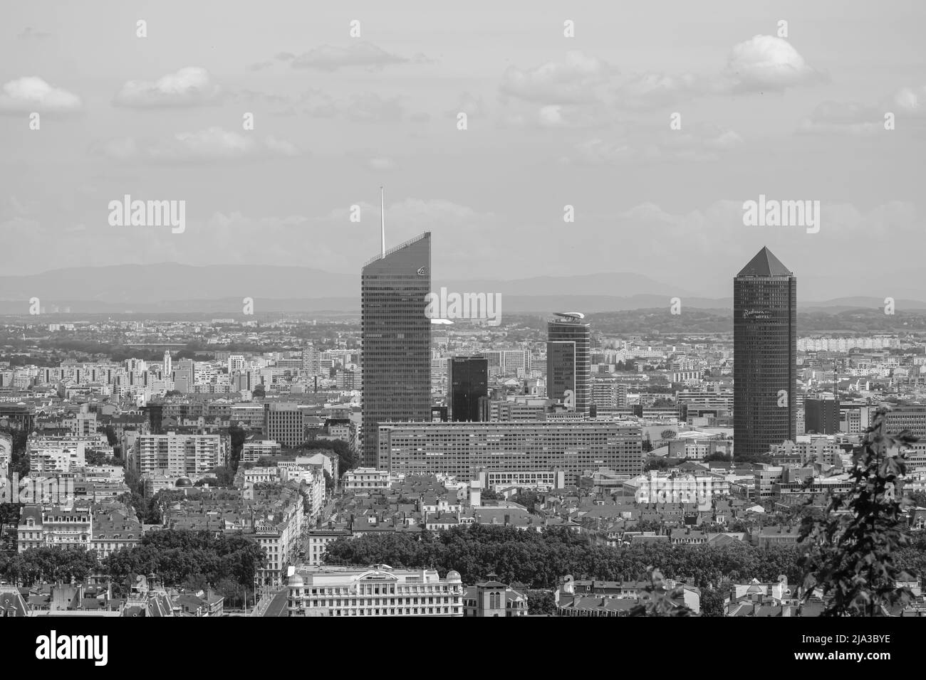 Lyon, Frankreich - 10. Mai 2022 : Panoramablick auf die wunderschöne Stadt Lyon in Schwarz-Weiß Stockfoto