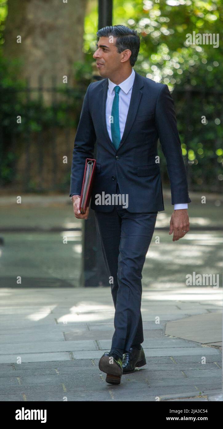 London, England, Großbritannien. 27.. Mai 2022. Schatzkanzler RISHI SUNAK wird nach der morgendlichen Medienrunde gesehen, wie er die Fernsehstudios verlässt. (Bild: © Tayfun Salci/ZUMA Press Wire) Stockfoto