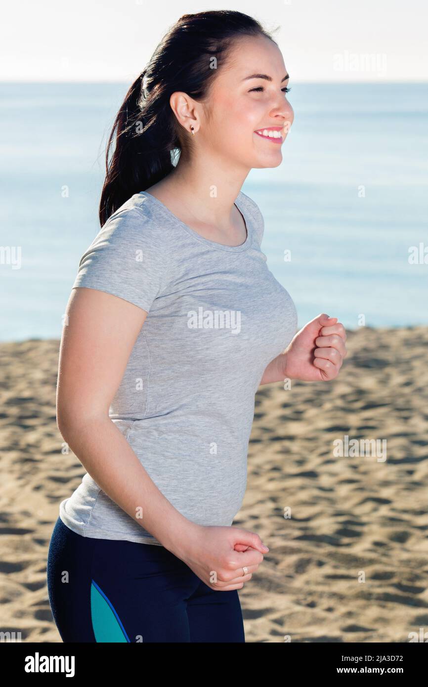 Frau macht tagsüber Gehtraining Stockfoto