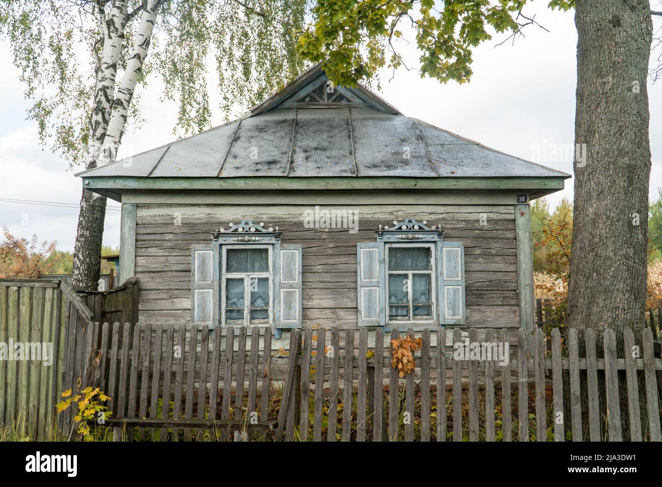 Traditionelles Holzhaus in Oleschnia Dorf auf Polissya, Region Tschernihiw, Ukraine. Ukrainisches Kulturerbe Stockfoto