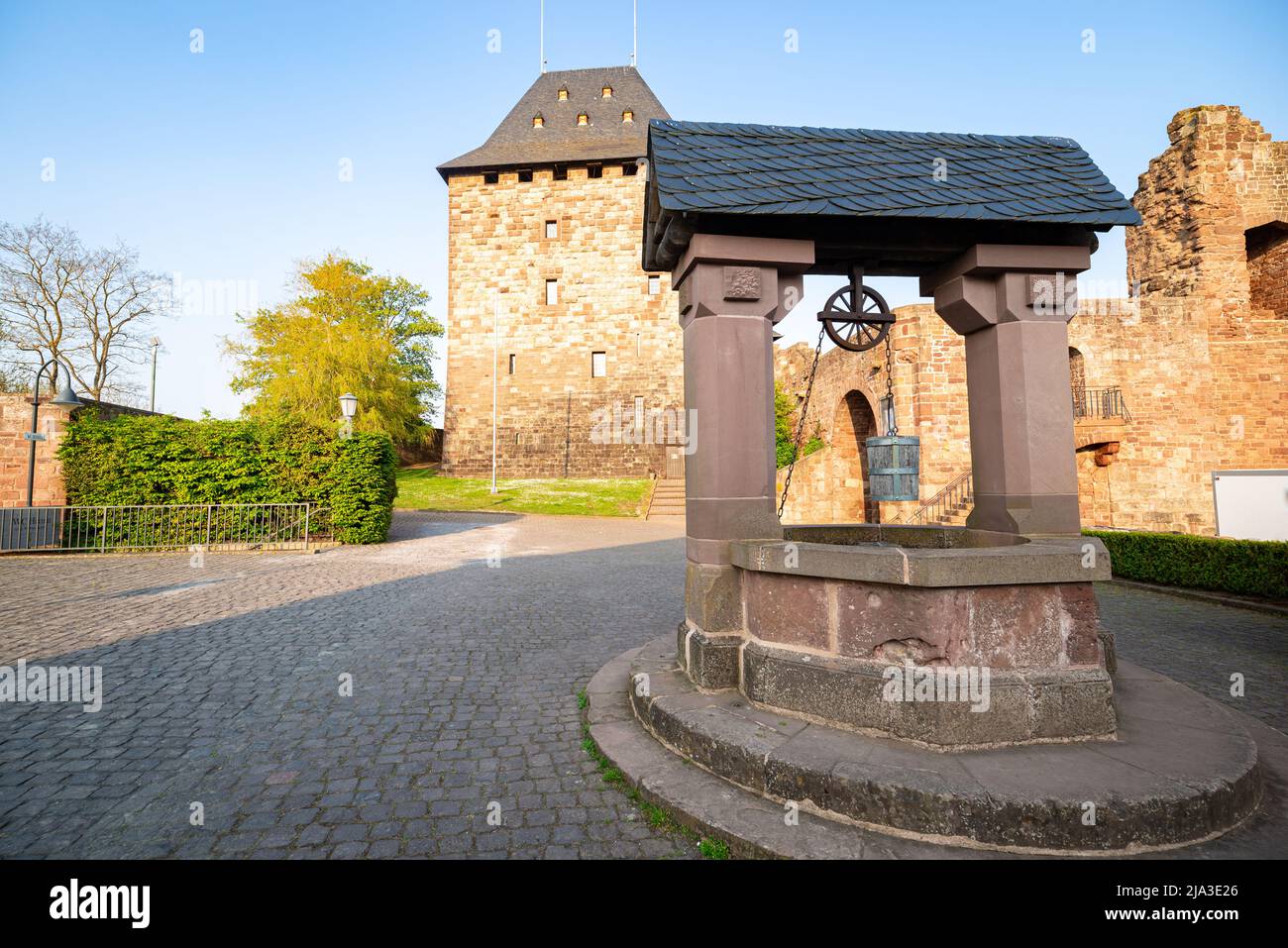 Schlossplatz mit Brunnen in Schloss Nideggen, Deutschland Stockfoto