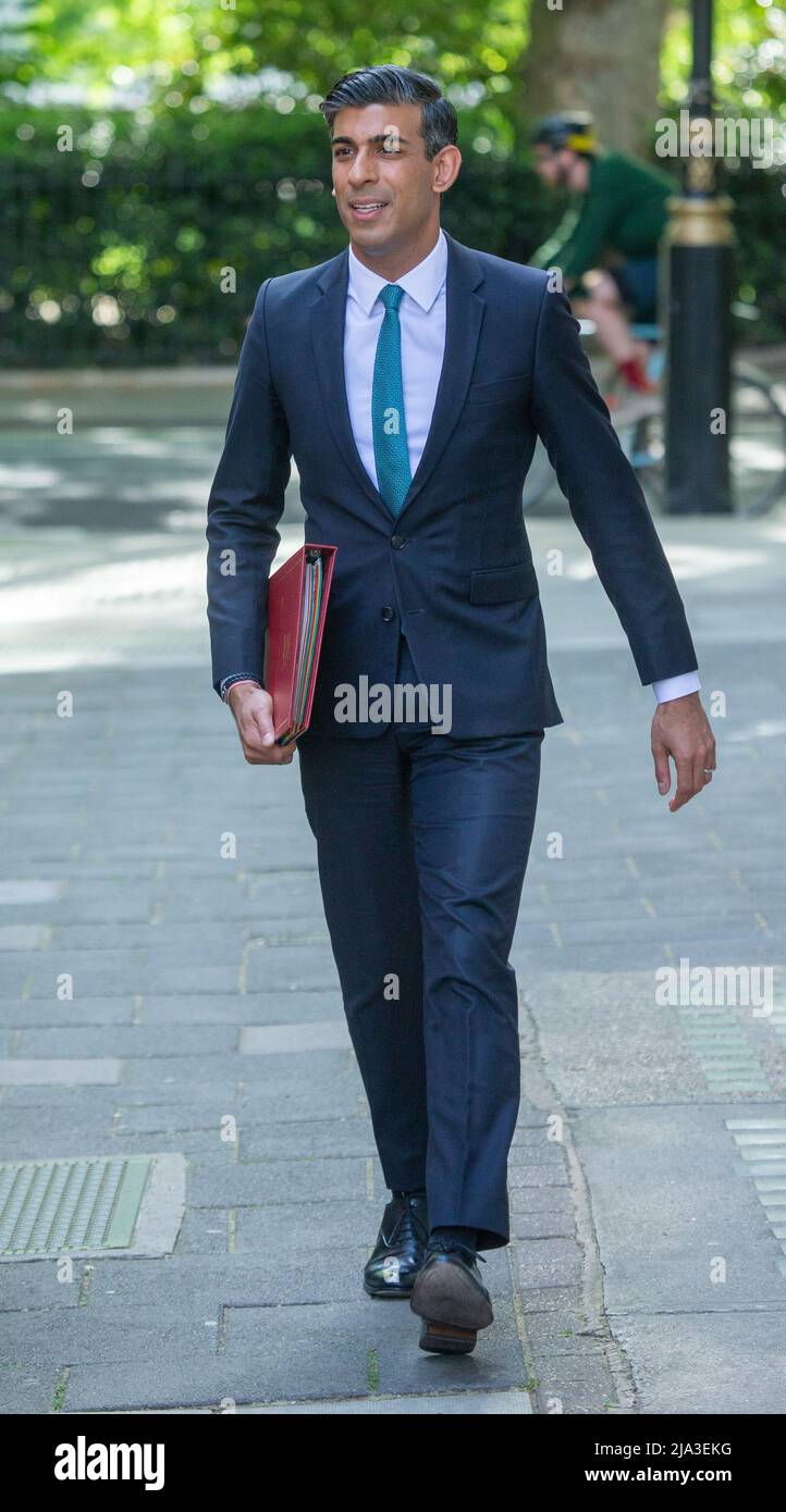 London, England, Großbritannien. 27.. Mai 2022. Schatzkanzler RISHI SUNAK wird nach der morgendlichen Medienrunde gesehen, wie er die Fernsehstudios verlässt. (Bild: © Tayfun Salci/ZUMA Press Wire) Stockfoto