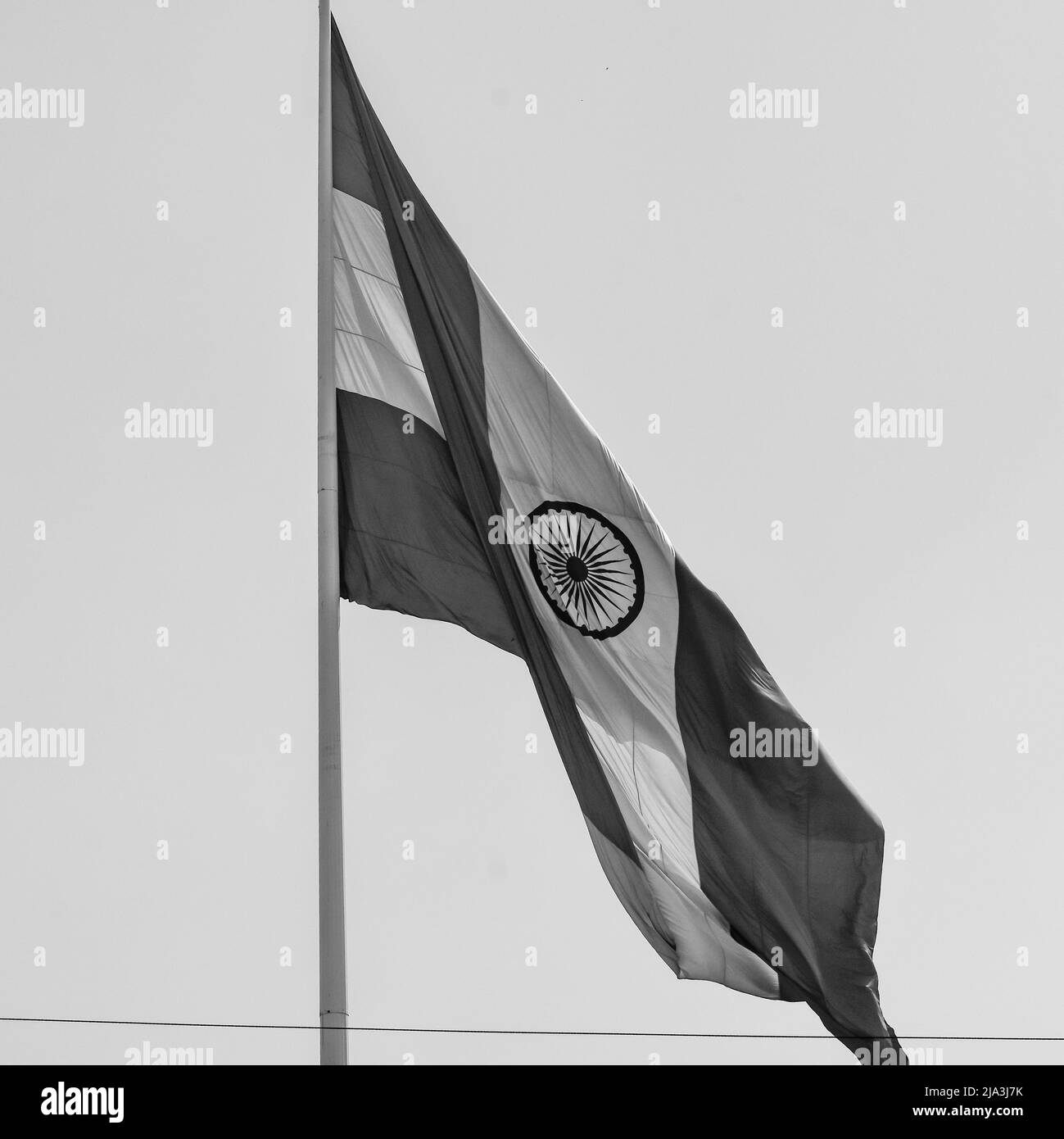 Die indische Flagge fliegt am Connaught Place mit Stolz am blauen Himmel, die indische Flagge flattert, die indische Flagge am Unabhängigkeitstag und der Tag der Republik Indien winkt Stockfoto