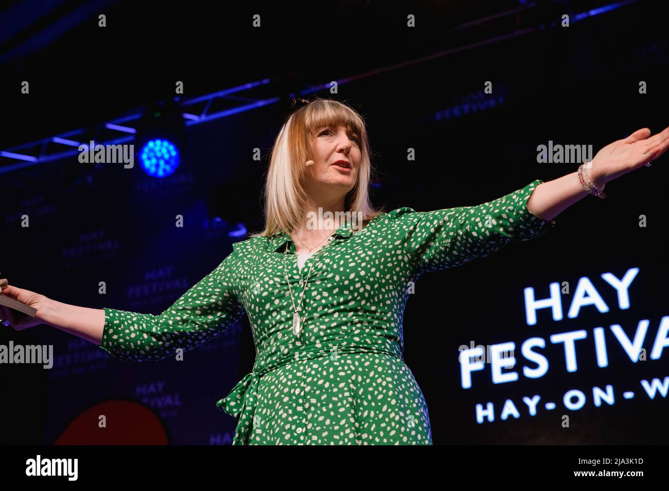 Hay-on-Wye, Wales, Großbritannien. 27.. Mai 2022. Yvette Fielding diskutiert das House in the Woods beim Hay Festival 2022 Programm für Schulen in Wales. Quelle: Sam Hardwick/Alamy. Stockfoto
