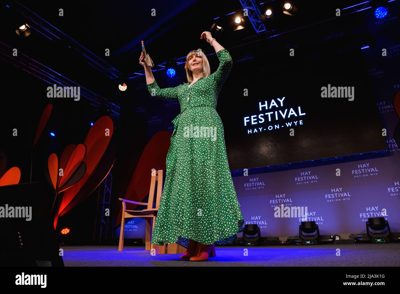 Hay-on-Wye, Wales, Großbritannien. 27.. Mai 2022. Yvette Fielding diskutiert das House in the Woods beim Hay Festival 2022 Programm für Schulen in Wales. Quelle: Sam Hardwick/Alamy. Stockfoto