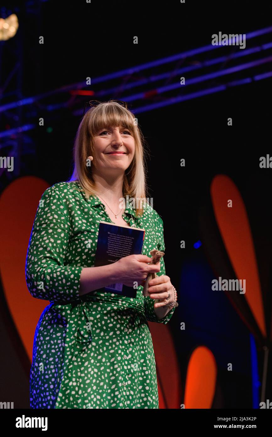 Hay-on-Wye, Wales, Großbritannien. 27.. Mai 2022. Yvette Fielding diskutiert das House in the Woods beim Hay Festival 2022 Programm für Schulen in Wales. Quelle: Sam Hardwick/Alamy. Stockfoto