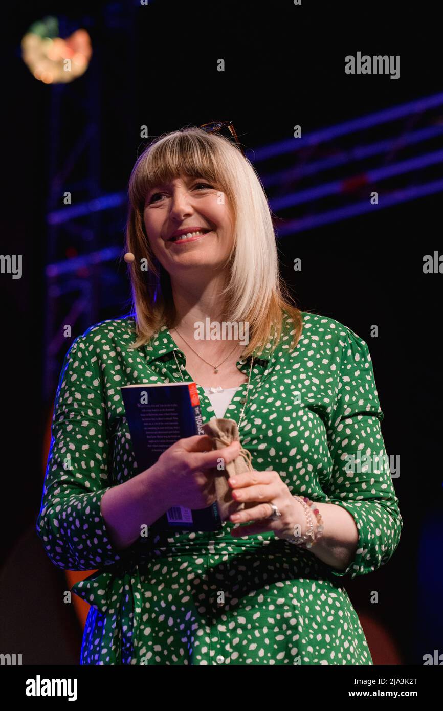 Hay-on-Wye, Wales, Großbritannien. 27.. Mai 2022. Yvette Fielding diskutiert das House in the Woods beim Hay Festival 2022 Programm für Schulen in Wales. Quelle: Sam Hardwick/Alamy. Stockfoto