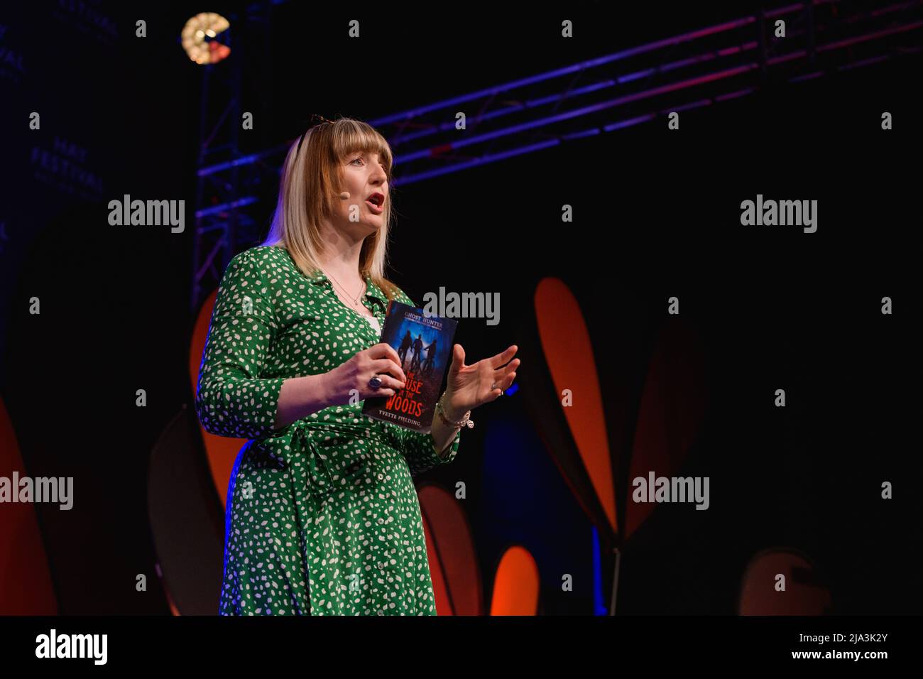 Hay-on-Wye, Wales, Großbritannien. 27.. Mai 2022. Yvette Fielding diskutiert das House in the Woods beim Hay Festival 2022 Programm für Schulen in Wales. Quelle: Sam Hardwick/Alamy. Stockfoto