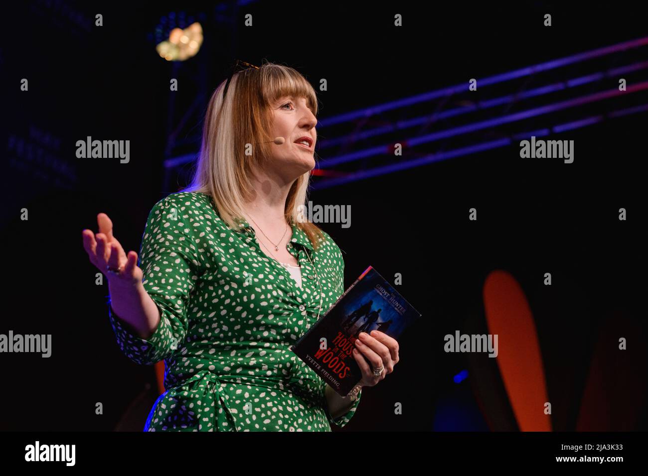 Hay-on-Wye, Wales, Großbritannien. 27.. Mai 2022. Yvette Fielding diskutiert das House in the Woods beim Hay Festival 2022 Programm für Schulen in Wales. Quelle: Sam Hardwick/Alamy. Stockfoto