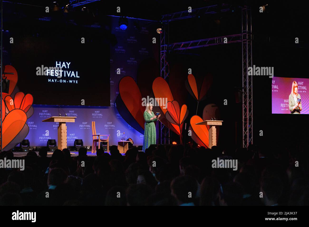 Hay-on-Wye, Wales, Großbritannien. 27.. Mai 2022. Yvette Fielding diskutiert das House in the Woods beim Hay Festival 2022 Programm für Schulen in Wales. Quelle: Sam Hardwick/Alamy. Stockfoto