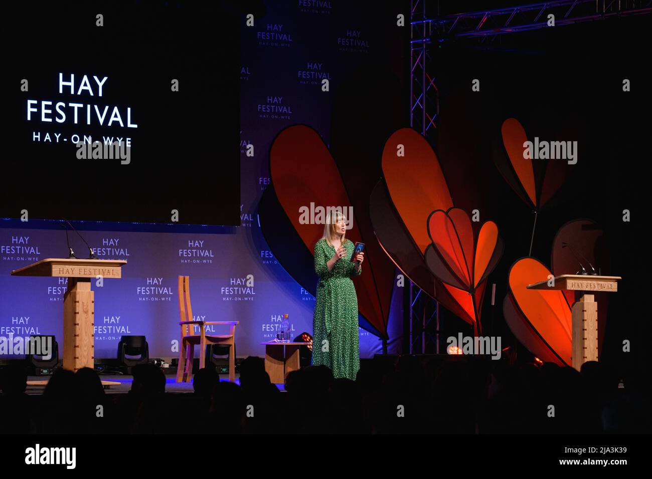 Hay-on-Wye, Wales, Großbritannien. 27.. Mai 2022. Yvette Fielding diskutiert das House in the Woods beim Hay Festival 2022 Programm für Schulen in Wales. Quelle: Sam Hardwick/Alamy. Stockfoto