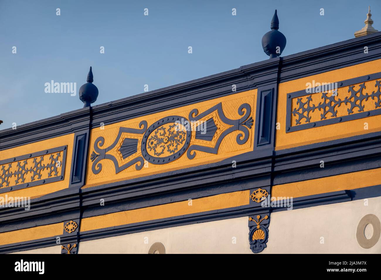 Typische Architektur der Algarve rustikale Gebäude mit komplizierten Designs von Verkleidungsbrettungen. Stockfoto