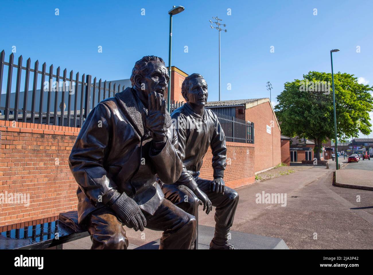 Legenden der Lane Bronzestatue vor dem Meadow Lane Football Stadium in Nottingham, Nottinghamshire, England, Großbritannien Stockfoto