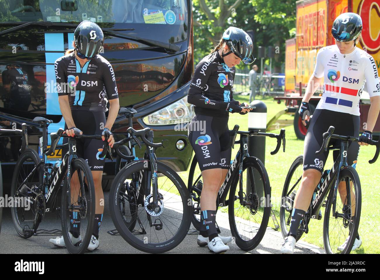 Maldon, Großbritannien. 27. Mai 2022. Etappe 1 des Radrennens der Frauen des RideLondon Classique 2022, Teil des UCI Women’s World Tour Kalenders. Das Rennen beginnt im Promenade Park, Maldon, bevor es sich in Nord-Essex umrundet und zurück in Maldon endet. Leah Kirchmann, Charlotte Kool und Pfeiffer Georgi vom Team DSM bereiten sich vor dem Start des Rennens vor. Pfeiffer Georgi trägt das Trikot des britischen National Road Race Champions. Kredit: Eastern Views/Alamy Live Nachrichten Stockfoto