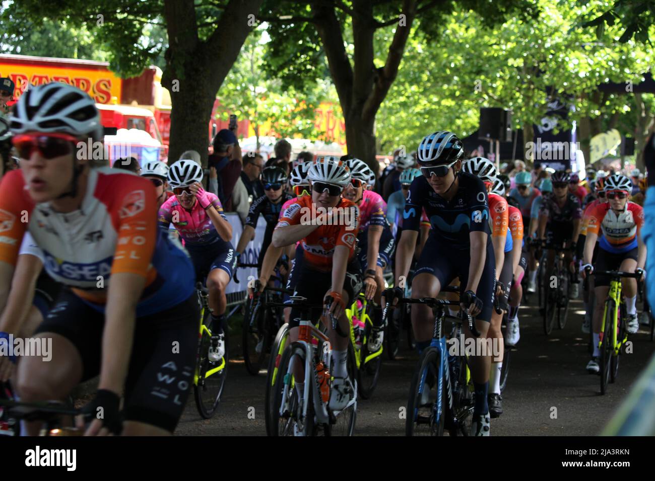 Maldon, Großbritannien. 27. Mai 2022. Etappe 1 des Radrennens der Frauen des RideLondon Classique 2022, Teil des UCI Women’s World Tour Kalenders. Das Rennen beginnt im Promenade Park, Maldon, bevor es sich in Nord-Essex umrundet und zurück in Maldon endet. Die Fahrer gruppierten sich zu Beginn des Rennens. Kredit: Eastern Views/Alamy Live Nachrichten. Stockfoto