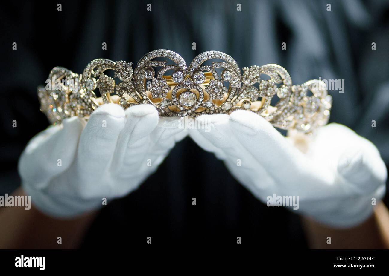 Die Spencer Tiara, die Diana, Prinzessin von Wales, an ihrem Hochzeitstag getragen hat, ist im Sotheby's, London, als Teil der größten britischen Tiarasausstellung seit 20 Jahren zu sehen. Bilddatum: Freitag, 27. Mai 2022. Stockfoto