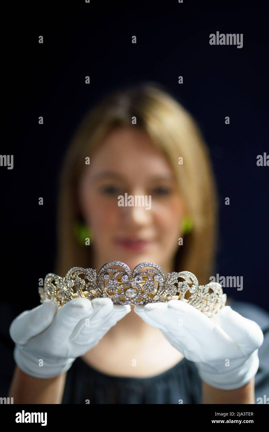 Die Spencer Tiara, die Diana, Prinzessin von Wales, an ihrem Hochzeitstag getragen hat, ist im Sotheby's, London, als Teil der größten britischen Tiarasausstellung seit 20 Jahren zu sehen. Bilddatum: Freitag, 27. Mai 2022. Stockfoto