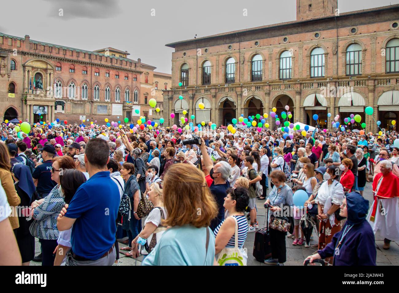 Bologna, Italien - 27. Mai 2022. Begegnung der Bologneser mit der Madonna von San Luca.Volksfrömmigkeit der Gläubigen und Pilger. Stockfoto