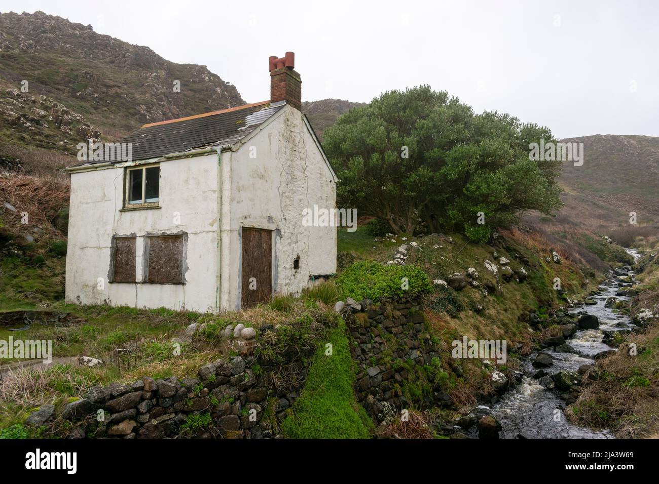 Verlassene ländliche Hütten in Kynance Cove, Cornwall Stockfoto