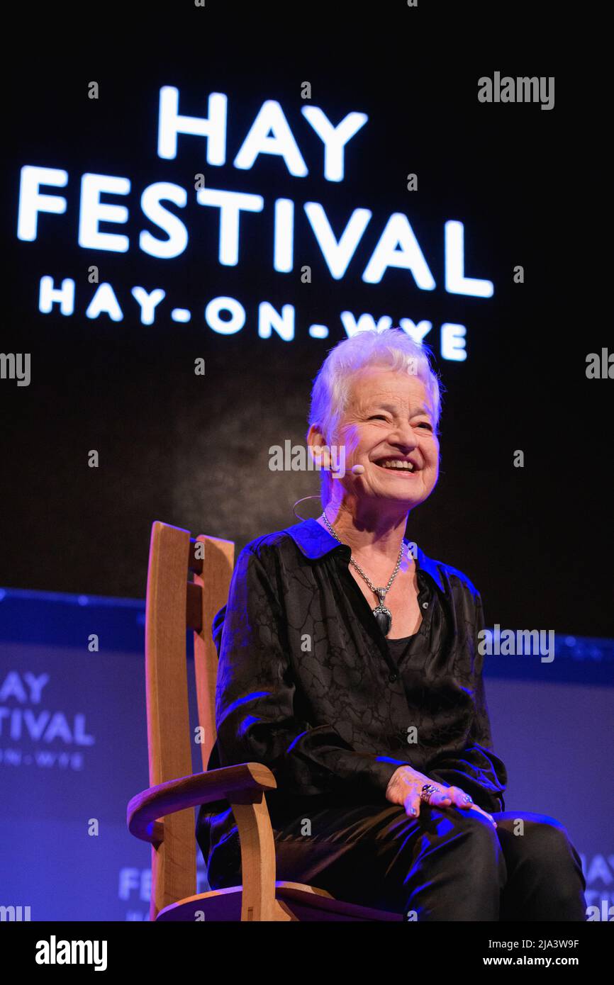 Hay-on-Wye, Wales, Großbritannien. 27.. Mai 2022. Dame Jacqueline Wilson spricht über ihr neues Buch für junge Erwachsene, Baby Love, beim Hay Festival 2022 Program for Schools in Wales. Quelle: Sam Hardwick/Alamy. Stockfoto