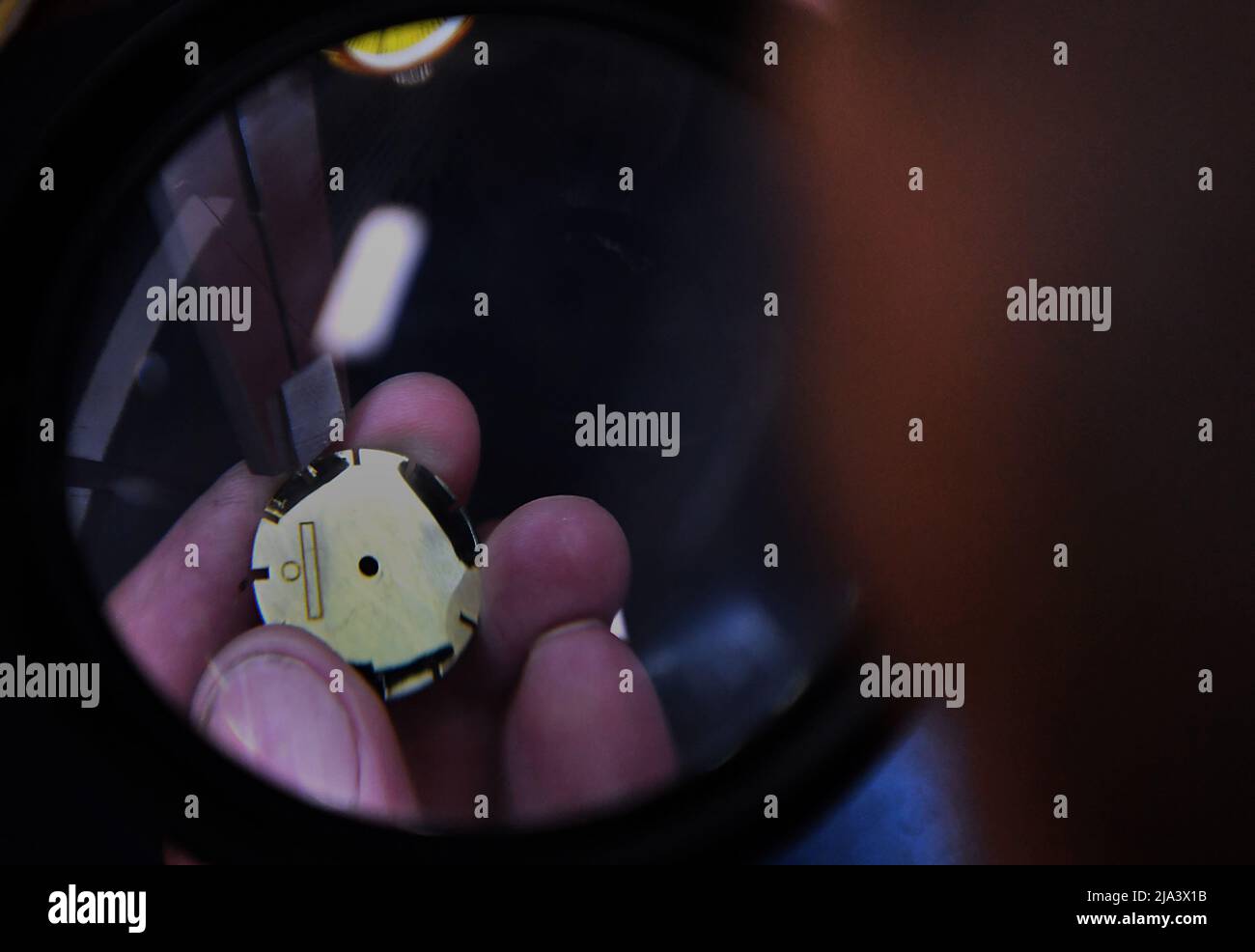 (220527) -- XINMI, 27. Mai 2022 (Xinhua) -- Cheng Yucai bereitet am 23. Mai 2022 in seiner Werkstatt in Xinmi, der zentralchinesischen Provinz Henan, ein Zifferblatt vor. Guilloche ist eine dekorative Technik, bei der ein präzises, kompliziertes und sich wiederholendes Muster mechanisch durch Drehen des Motors in ein Material eingraviert wird. Die Technik verwendet eine Maschine, die von der Zartheit der Hand des Handwerkers gesteuert wird. Als ein wichtiger Prozess bei der Herstellung überlegener Uhren und Schmuck, wird die Kunst heute von selten wenigen Menschen gemeistert. Cheng Yucai, geboren 1978, lernte Guilloche 2013 kennen, als er eine Zigarettenkiste mit einem Dekor sah Stockfoto