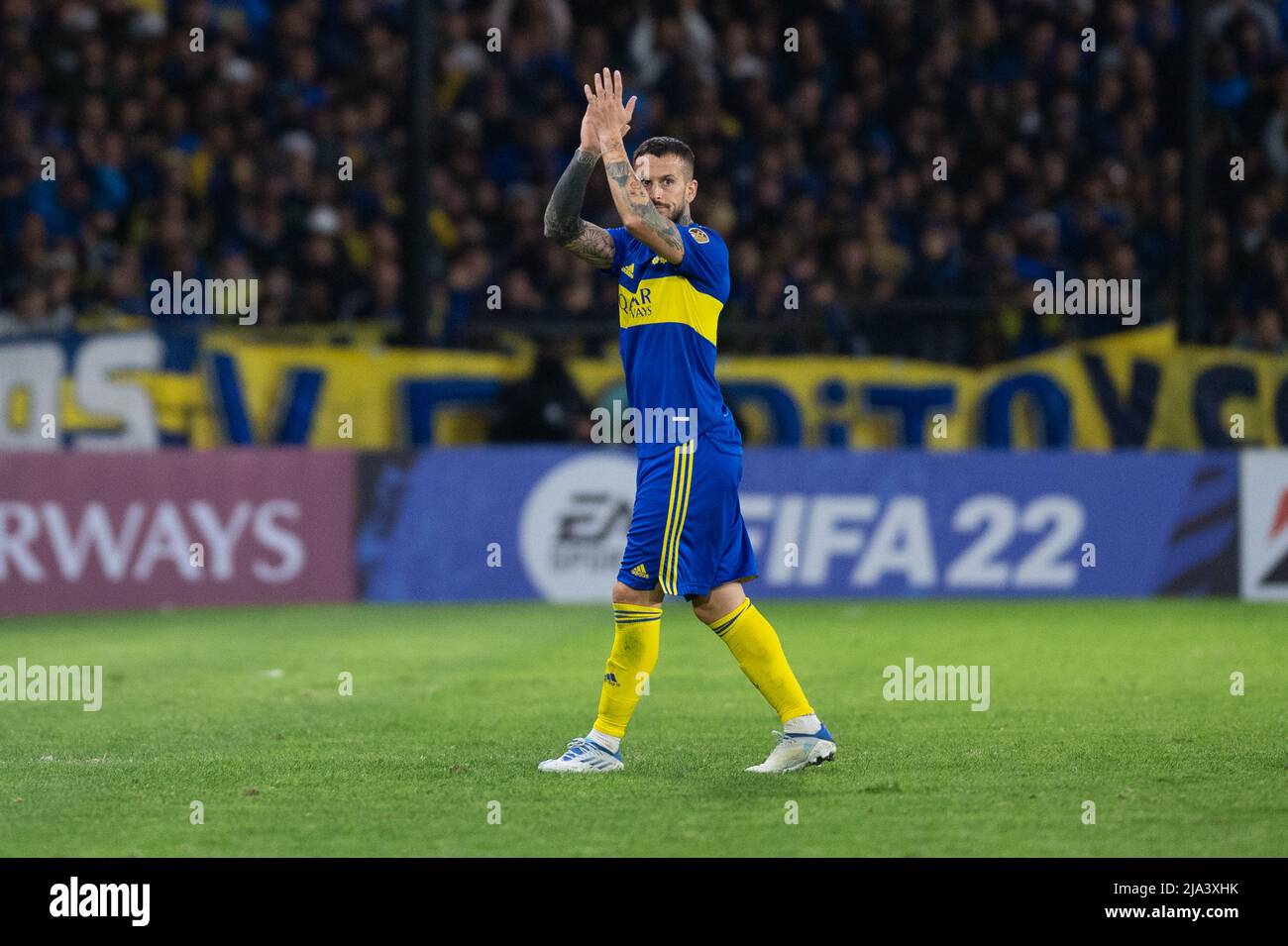 Dario Benedetto von Boca Juniors würdigt die Fans, als er das Spielfeld verlässt, nachdem er während des Copa CONMEBOL Libertadores 2022-Matches zwischen Boca Juniors und Deportivo Cali im Estadio Alberto J. Armando ersetzt wurde.(Endstand; Boca Juniors 1:0 Deportivo Cali) (Foto: Manuel Cortina / SOPA Images/Sipa USA) Stockfoto