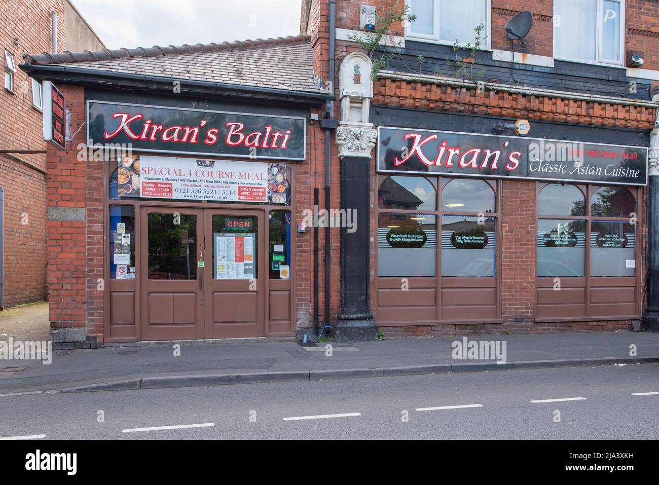 Blick von außen auf Kiran's Balti und das authentische indische und bangladeschische Restaurant. Stockfoto