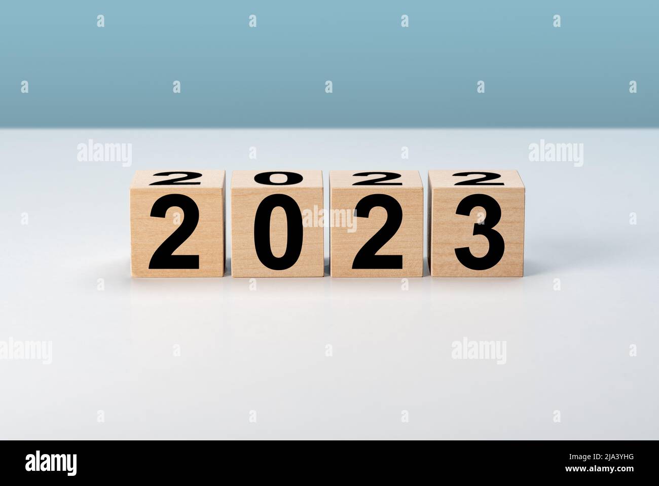 Neues Jahr 2023 auf Holzwürfeln. Holzwürfel mit 2022 bis 2023 Jahren. Start ins neue Jahr 2023 mit Zielplan, Zielkonzept, Aktionsplan, Strategie, Neujahr b Stockfoto