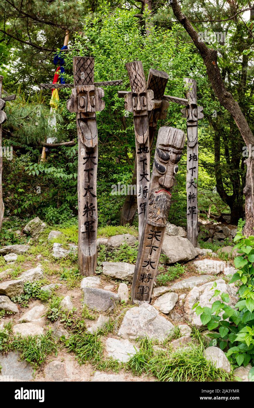 Seoul, Südkorea - 12. Juni 2017: Dorfwächter oder Jangseung im koreanischen Volksdorf Minsok. Stockfoto