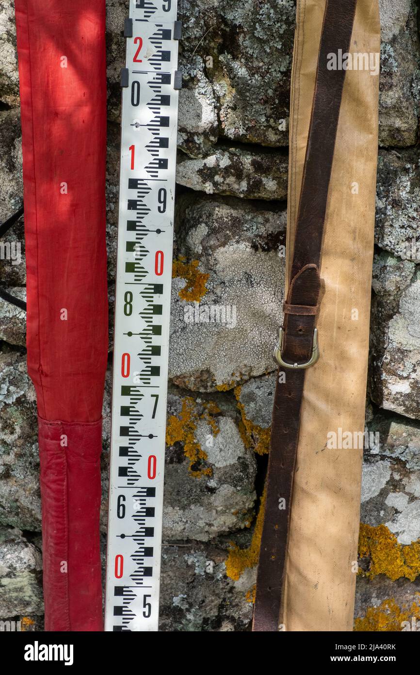 Aluminium-Teleskop-Linealskala, Nivellierstange für die Messung der Ebene auf archäologischer Stätte Stockfoto