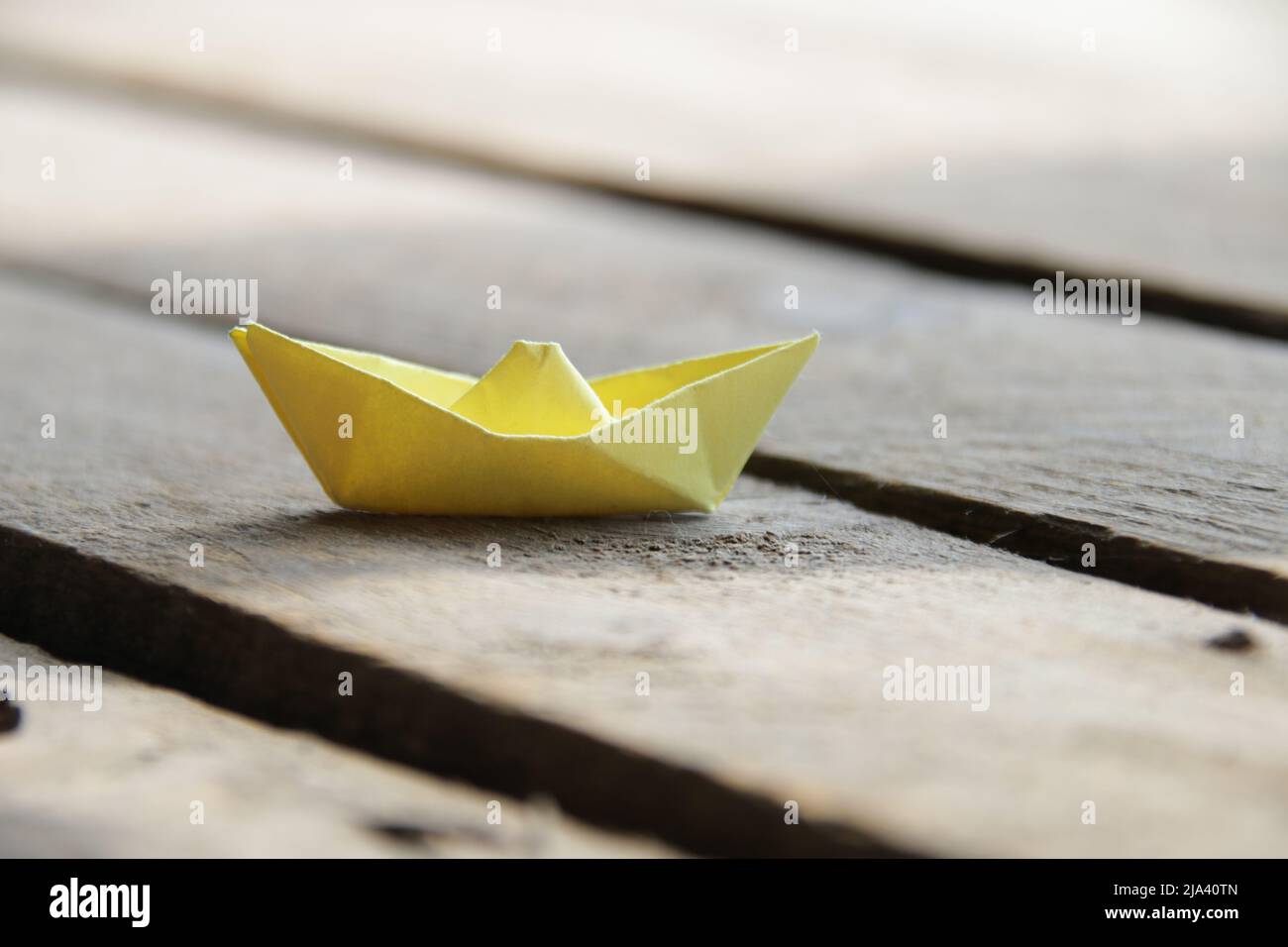 Gelbes Papierboot. Sommerurlaub kreatives Konzept. Stockfoto