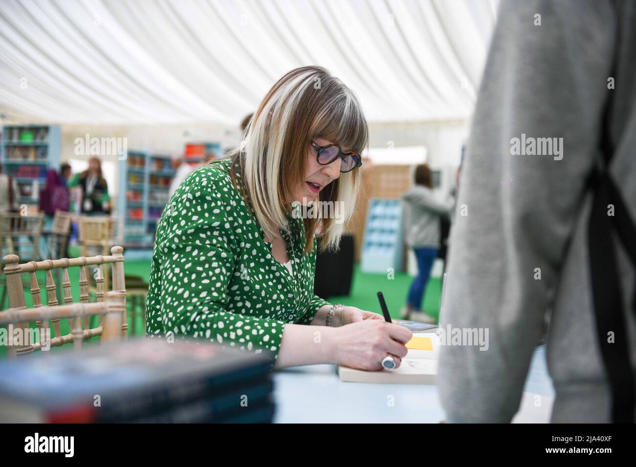 Yvette Fielding beim Hay Festival of Art and Literature 2022 in Powys, Wales. Das Festival läuft bis nächste Woche und zieht Autoren aus der ganzen Welt an, um an der Veranstaltung teilzunehmen. Stockfoto