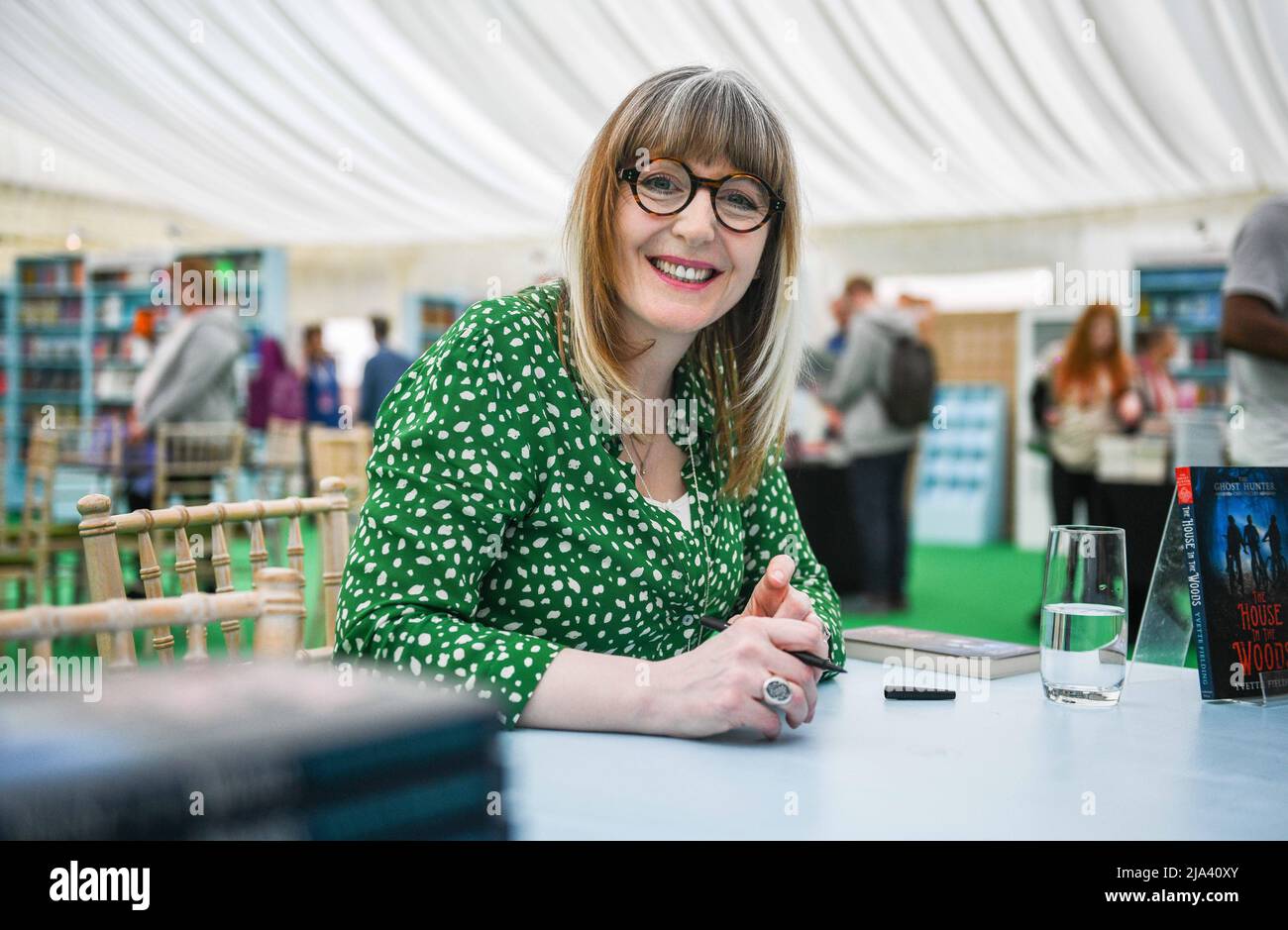 Yvette Fielding beim Hay Festival of Art and Literature 2022 in Powys, Wales. Das Festival läuft bis nächste Woche und zieht Autoren aus der ganzen Welt an, um an der Veranstaltung teilzunehmen. Stockfoto