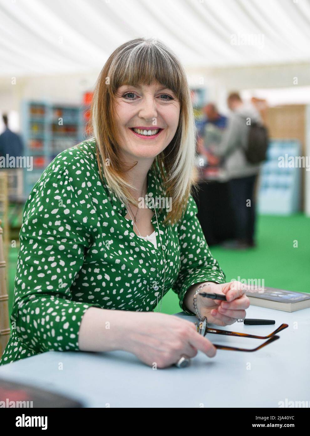Yvette Fielding beim Hay Festival of Art and Literature 2022 in Powys, Wales. Das Festival läuft bis nächste Woche und zieht Autoren aus der ganzen Welt an, um an der Veranstaltung teilzunehmen. Stockfoto