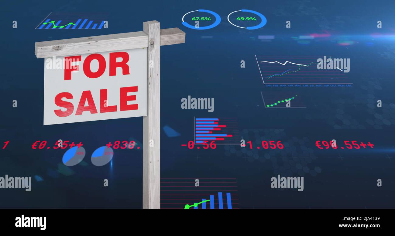 Bild des Hauses zum Verkauf Zeichen über finanzielle Datenverarbeitung auf blauem Hintergrund Stockfoto