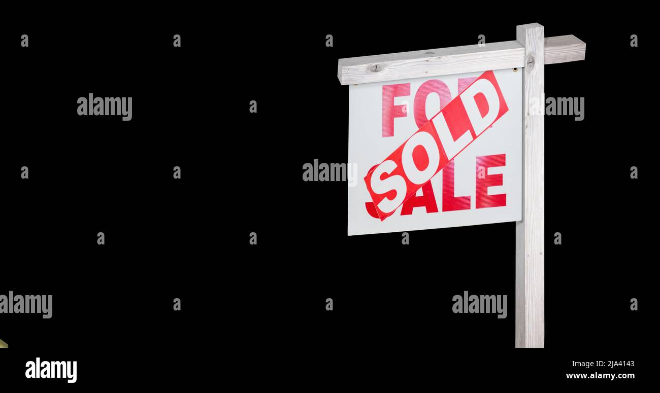 Bild von verkauft Text auf Haus zum Verkauf Schild mit Gold Konfetti fallen auf schwarzem Hintergrund Stockfoto