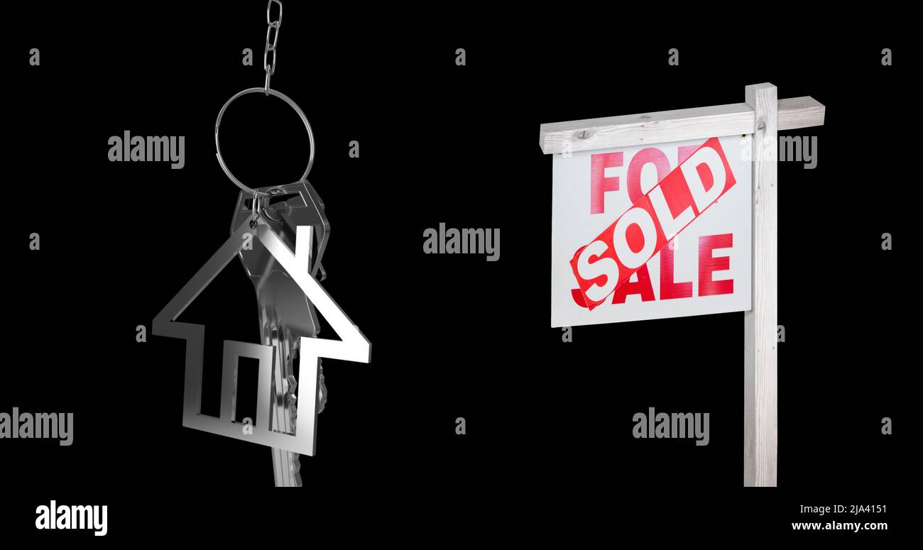 Bild des verkauften Textes über Haus zum Verkauf Schild und Hausschlüssel auf schwarzem Hintergrund Stockfoto