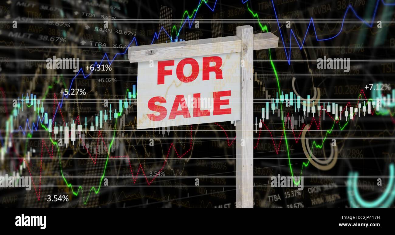 Bild des Hauses zum Verkauf Zeichen über Grafiken und finanzielle Datenverarbeitung auf schwarzem Hintergrund Stockfoto