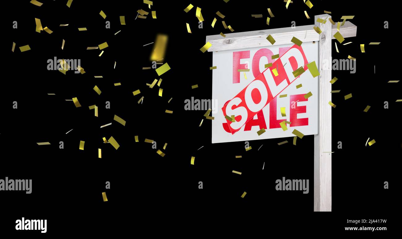 Bild von verkauft Text auf Haus zum Verkauf Schild mit Gold Konfetti fallen auf schwarzem Hintergrund Stockfoto