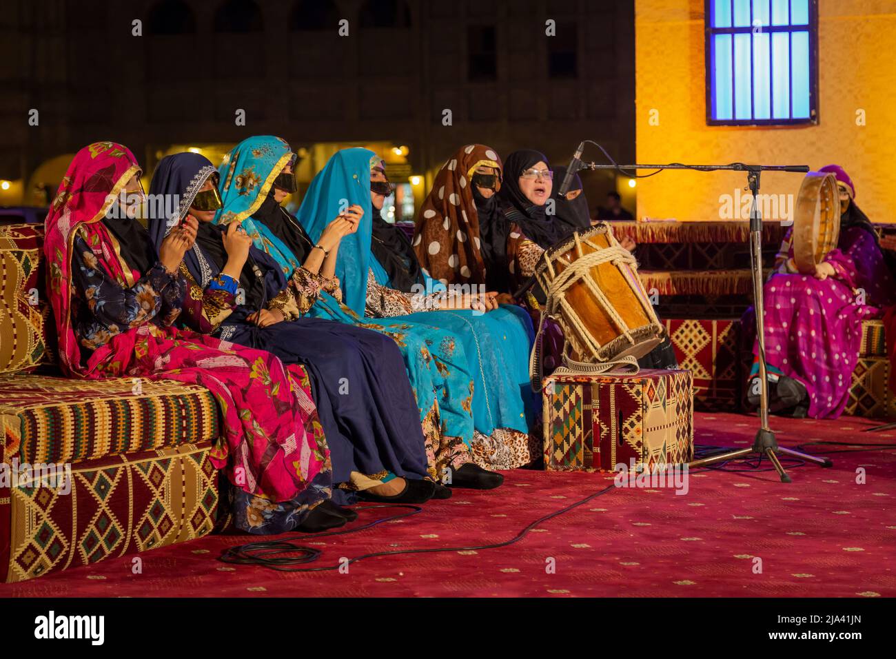Traditionelle katarische Frauen Tanzgruppe in Souq Waqif , Doha, Katar Stockfoto