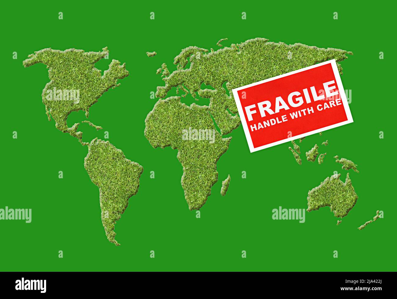 Grüne Karte des Planeten Erde mit einem zerbrechlichen Etikett darüber Stockfoto
