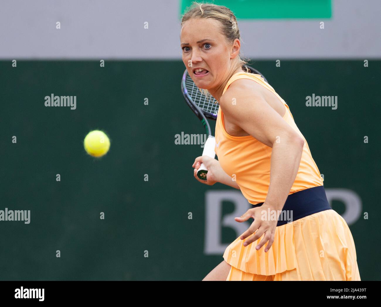 Die Belgierin Kimberley Zimmermann wurde während eines Tennismatches zwischen dem belgischen Paar Zanevska - Zimmermann und dem US-amerikanischen Krawczyk - dem Niederländer Demi Schu in Aktion gezeigt Stockfoto